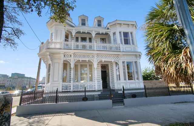The Orleans House | One of a Kind Historic Landmark w POOL near FQ