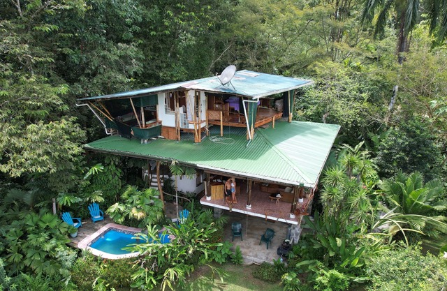 Casa de 3 niveles en la jungla con monos cerca del Parque Nacional Corcovado