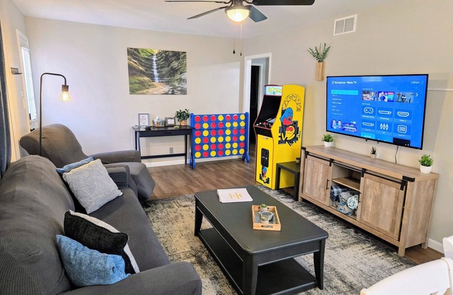 The Ottawa Escape! King Bed. Pet Friendly! Close to downtown.