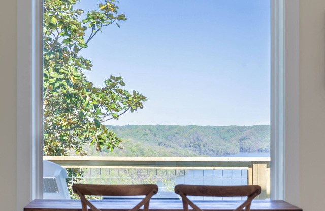 The Otterbox Skyloft ,a luxury guest house at the lake, indoor hot tub , darts