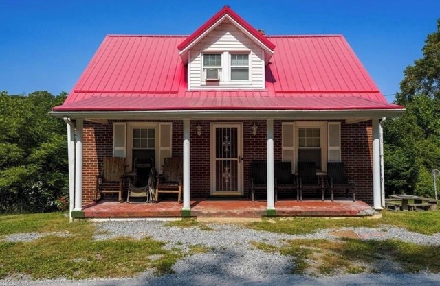The Outlaw Lodge/Spacious 4-bedroom house in lovely Bluefield with AC, WiFi