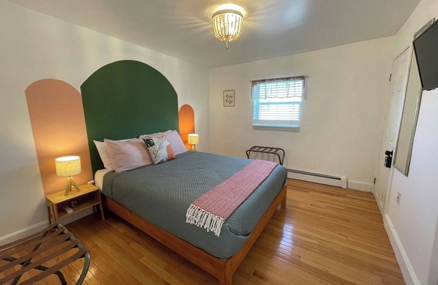 The Overlook- Cozy 2 Bedroom Apt in Great Location