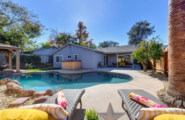 The PALM House Pool 10 min to RosevilleGaleria Airport Grill Sacramento Downtown