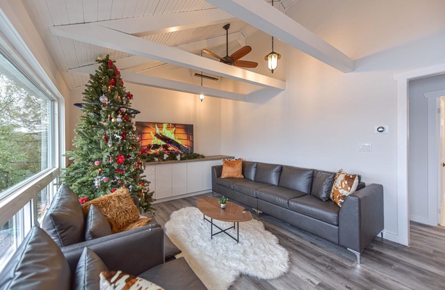 The Panorama: Peaceful 4 Bedroom, 2 Bath Cottage
