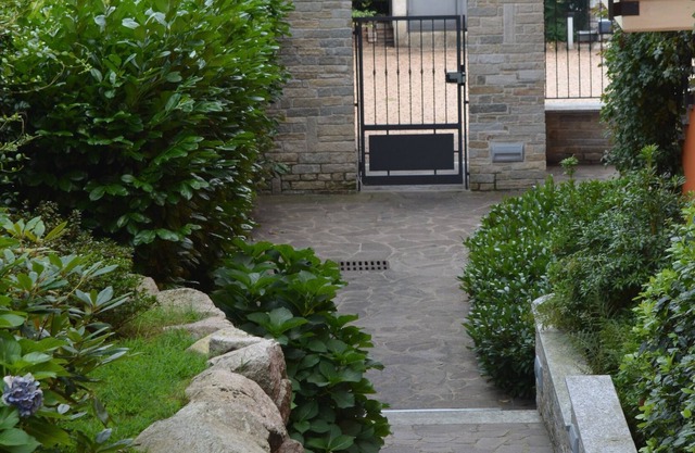Das Parkhaus von Meina am Lago Maggiore