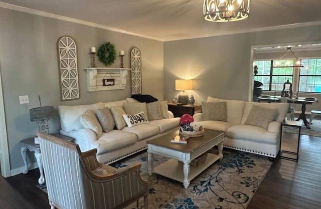 The Parker House-Stylish 3 Bedroom 2.5 miles to Downtown Laurel-NEW LISTING