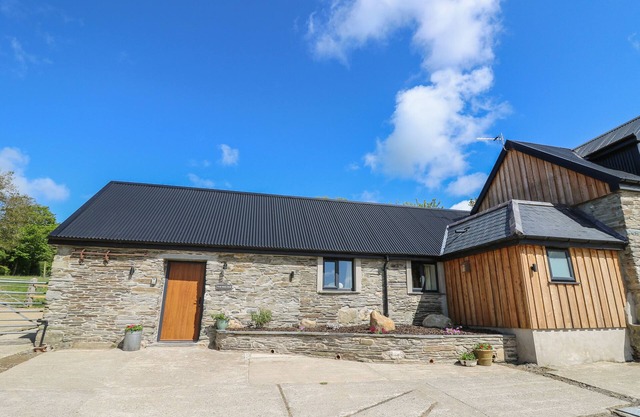 THE PARLOUR, pet friendly, with hot tub in Cardigan