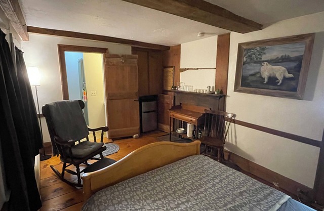 The Parlour - private studio in a historic 1740 colonial house