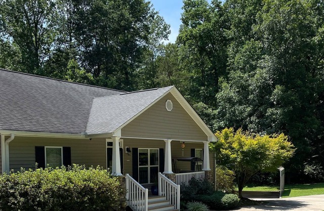 THE PEACEFUL LARGE FAMILY LAKE HOME RELAXING GET AWAY