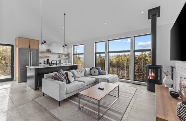 The Penelope: New, Modern Home w/Breathtaking View