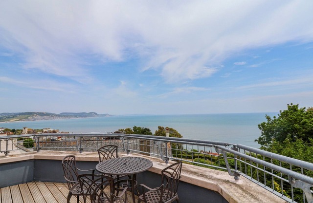 THE PENTHOUSE, romantic, luxury holiday cottage in Lyme Regis