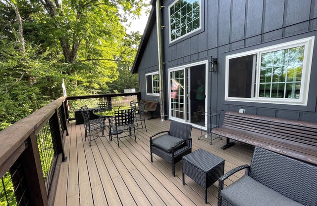 The Perch! upscale cabin Overlooking Town Lake