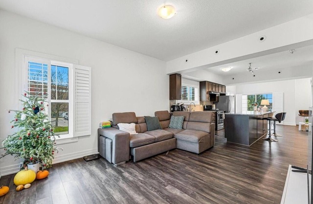 The perfect Cozy Townhouse Near Every Convenience, Trails and Attractions!