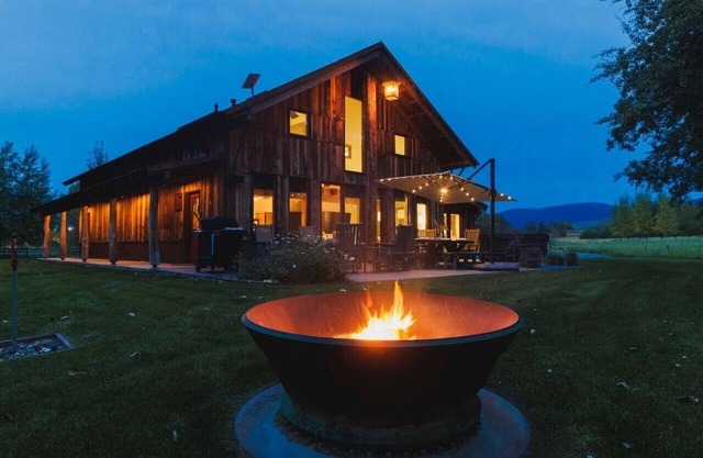 The Perfect Creekside Getaway with Hot Tub
