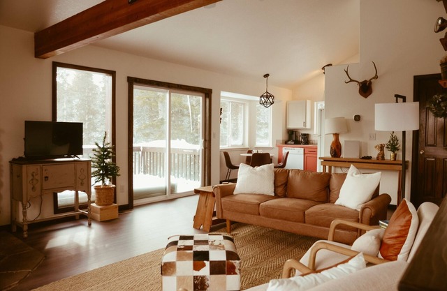 The Perfect Getaway Cabin- Mt. Views- Wood Stove