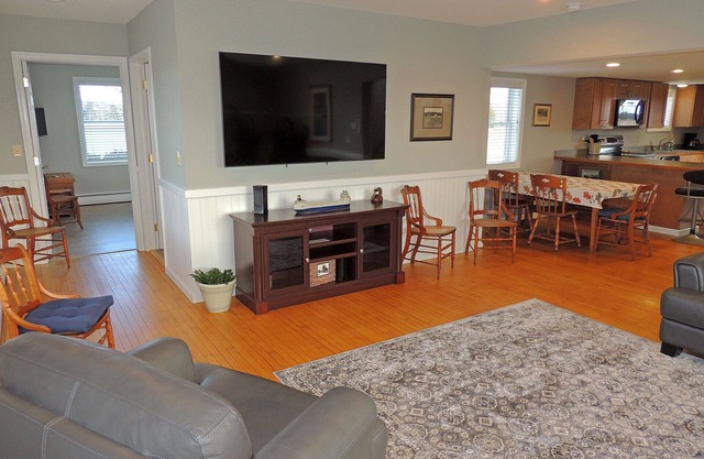 The Perfect Getaway! Newly Remodeled 4 Bedroom 2 Bathroom Home