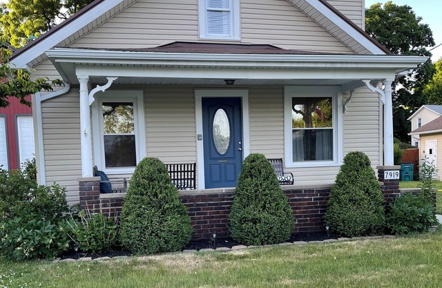The Perfect Location!! Cozy Cottage in Grand River Valley's Wine Country!