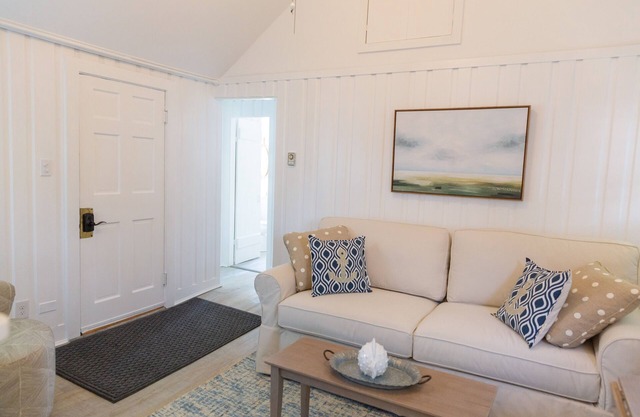 The Perfect Maine Cottage! Steps to PinePoint Beach!