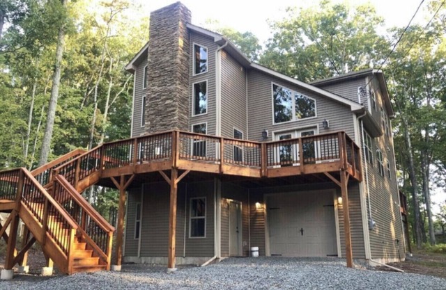 The Perfect Mountain-Swim-ski-hike-Chefs kitchen-Modern new built and cozy !!