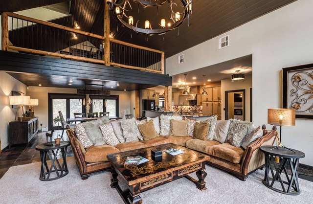 The perfect stay- 6 Bedroom, 4 Bath with a HOT TUB