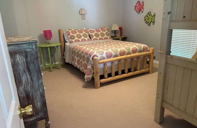 The Pickwick Porch is a cozy 3-bedroom, 2.5-bath home, minutes from the water