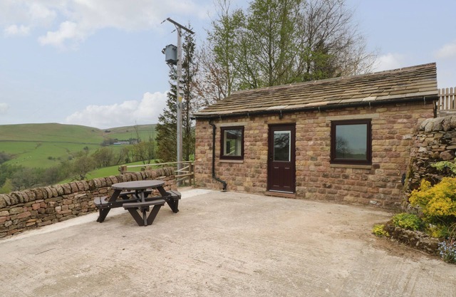 THE PIGGERY, romantic, with a garden in Sutton Near Macclesfield