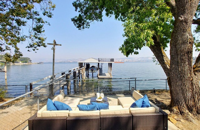 'The Pine Palace', Lakefront property & huge dock