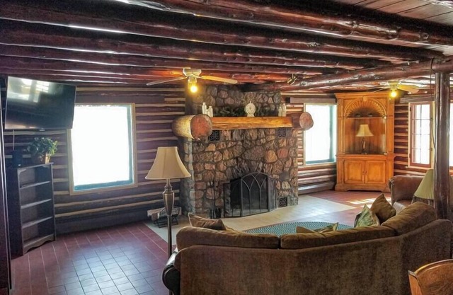 The PineHurst Lodge - Lower Clam Lake -