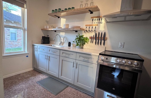 The Pines at Pershing Place, Quiet, Safe and Cozy centrally located 1Br Condo