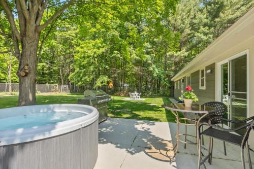 The Pines-Petsfenced yardhot tub town
