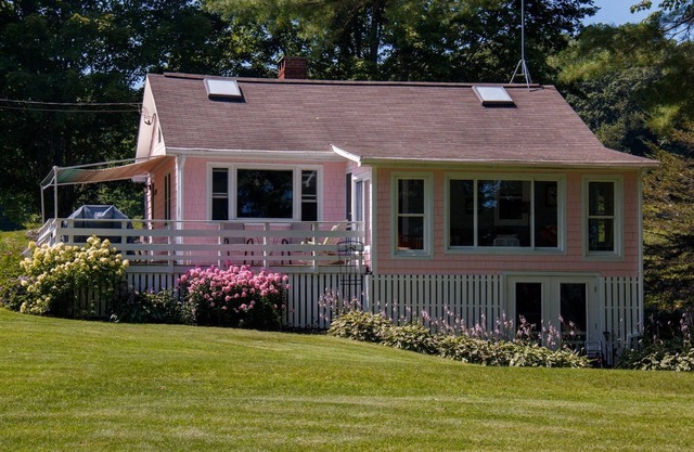 Das Pink Cottage am schönen Damariscotta See.