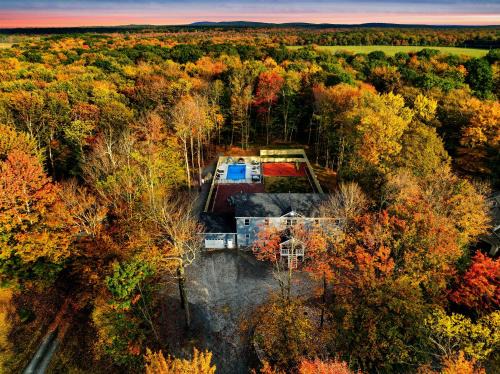 The Poconest - Luxurious Mountain Mansion