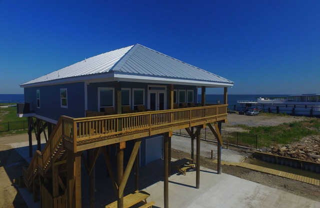 The Pointe, Grand Isle, LA Waterfront mit Bootszugang, Bootsanleger, beleuchtetem Angelpier