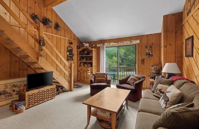 The Polar Bear Lodge | Ski Home Trail & Fireplace!