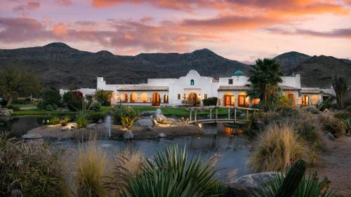 The Pond Estate by AvantStay Maximalist Designer Compound w 2 Casitas Indoor Outdoor Pools Tennis Court Gorgeous Mountain Views 12k sqft
