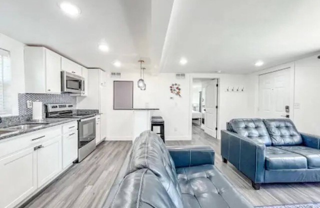 The Port Side Suite! Walking Distance to Madison Riverfront & Downtown!
