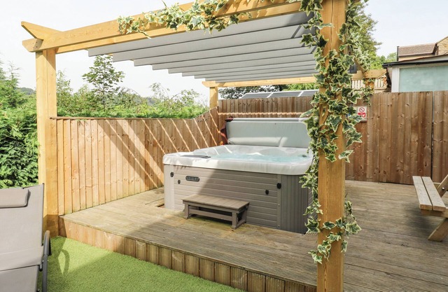 THE PORTHOLE, pet friendly, character holiday cottage in Holmfirth