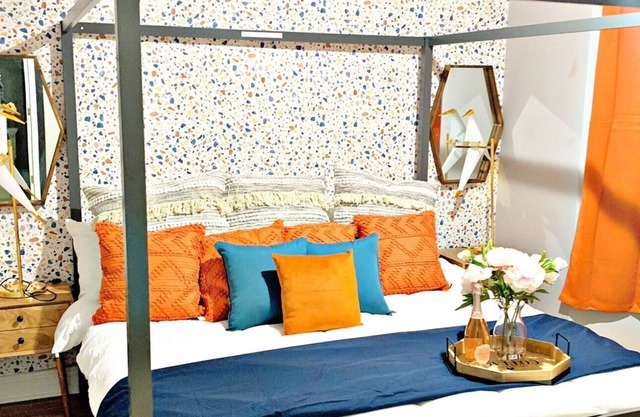 The Posh Lounge ( King Bed & Fire Place)