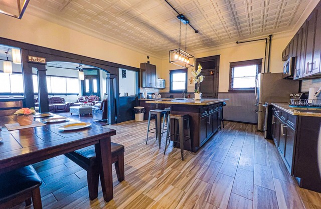 The Pub with Private Yard & Parking, Near the Falls & Casino by Niagara Hospitality