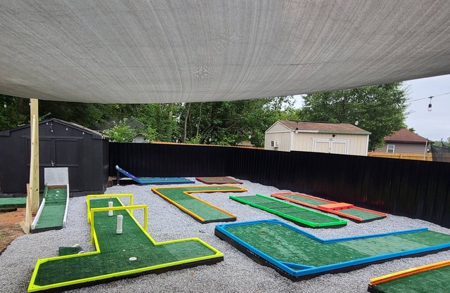 The Putt Putt Oasis king beds & movie/game room minutes to Fort Benning GA.