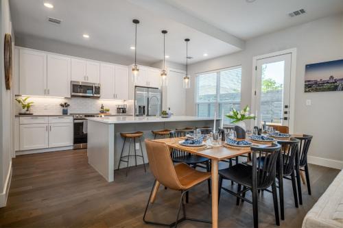 The Quad 4 Modern Suites Private Yard Grill 2 Miles to Kyle Field