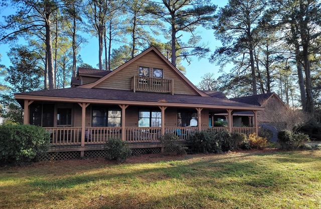 The Quarter Deck/ Spacious Home with Water views!