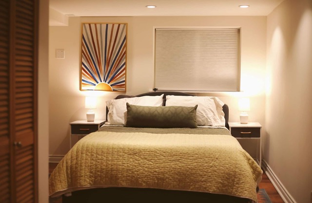 The Queen Anne Burrow - clean and spacious, private studio