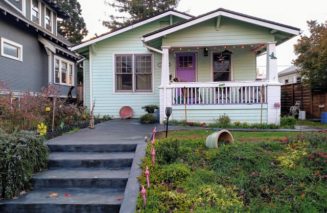 The Quirky Portland Bungalow Charming 2-bedroom with ACWiFi in lovely Portland