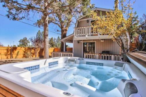 The Raccoon Retreat + Firepit + Spa + BBQ