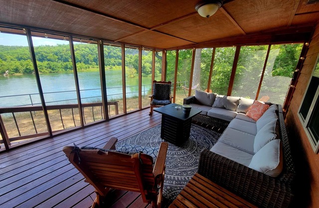 The Rainbow - Cabin 2 -Amazing White River frontage views!