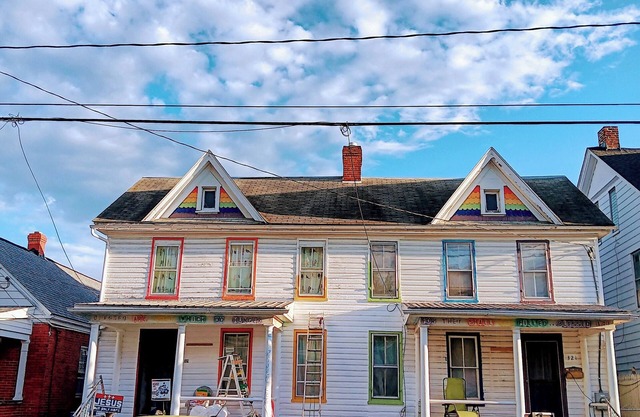"The Rainbow House" of Martinsburg, West by God Virginia. 1-bedroom