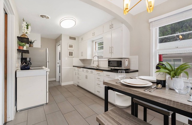 The Rams' Den – King Beds, Fire Pit, Spacious Yard
