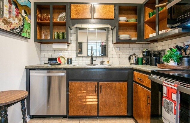 The Raney - Cozy Duplex Mins from Square & Campus!