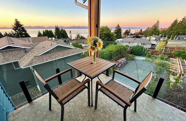 The Raven Haven Loft w/ Majestic Views and Nearby Neighbourhood Beaches